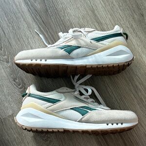 Reebok Classic White and Green Trainers Women’s size 9